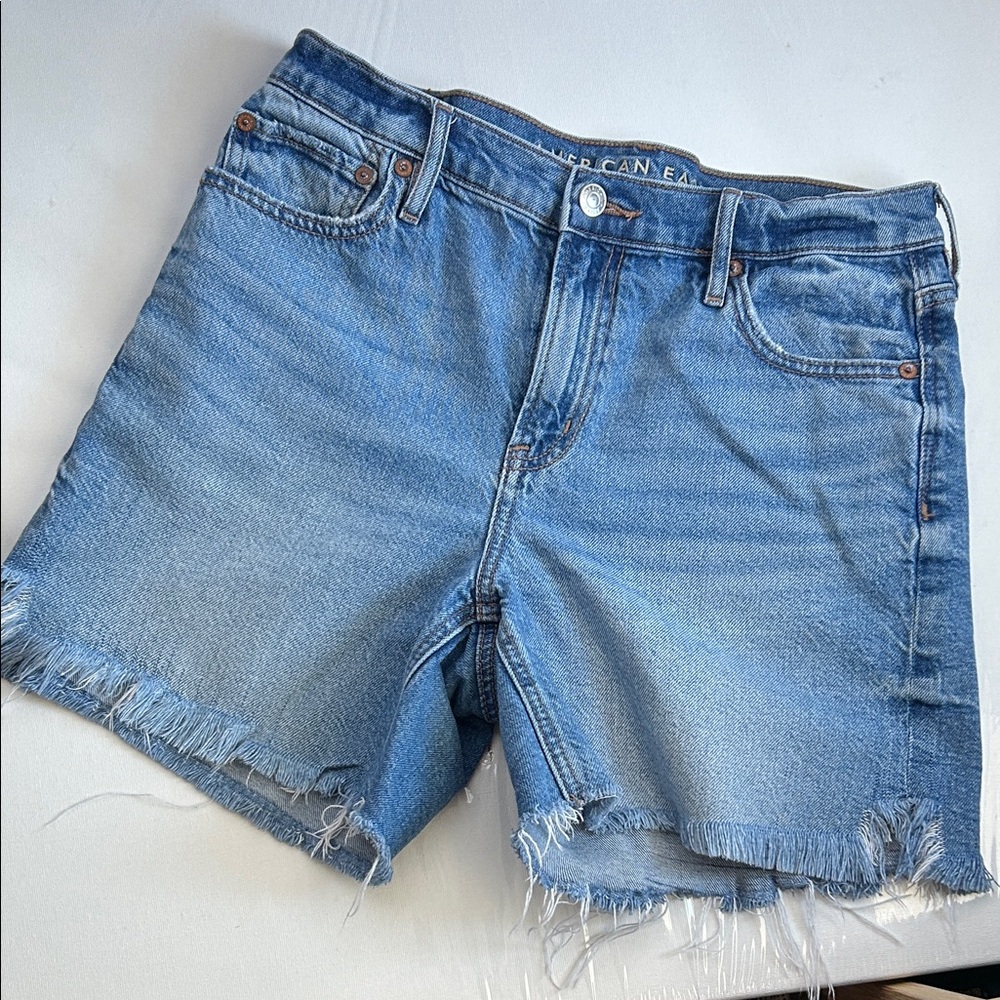 American Eagle Strigid Relaxed Fit Light Denim Jean Shorts